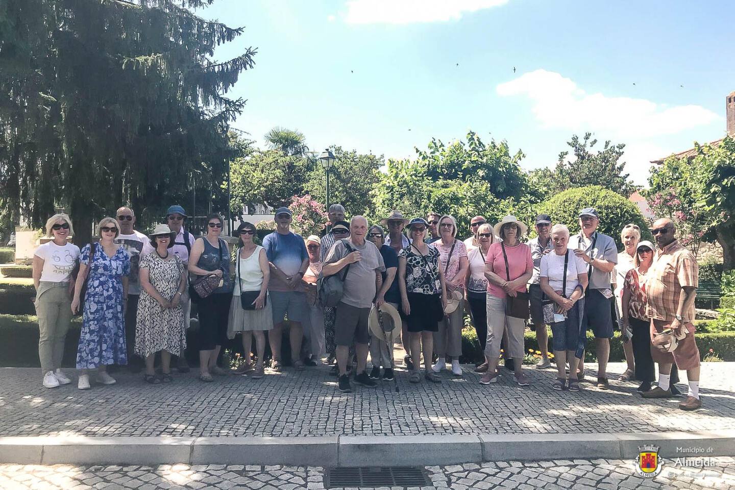 Diversos grupos de ingleses de visita turística ao Centro Histórico de Almeida